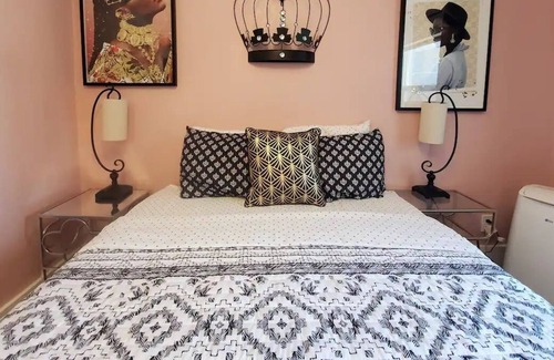 Civic Core Appartement | Chadwick 305 · Modern Pink Studio | Wonderful VIBE!