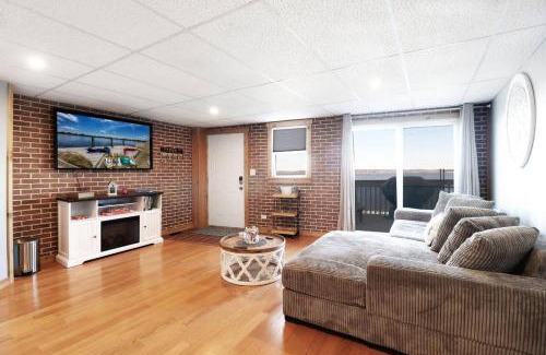 Ingleside Appartement | Chain O' Lakes Beach Penthouse Sunset View and Boat Dock