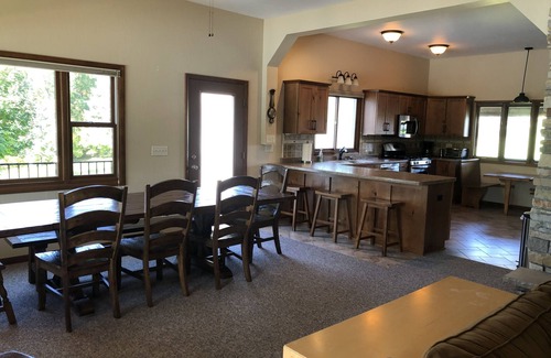 Waupaca Maison | Chain O'Lakes Homes pour les grands groupes multi-familiaux, les mariages et les événements