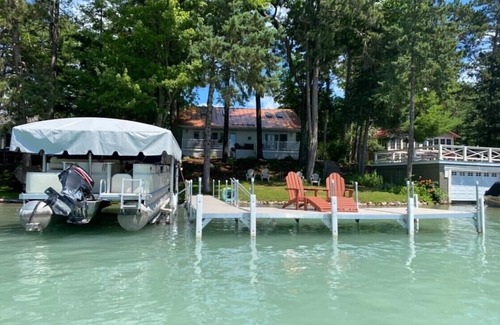 Waupaca Maison | Chain O' Lakes Pleasant Heaven - Sleeps 10