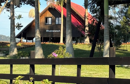 Leoberto Leal Chalet De Ski | Chalé Dentro da Lagoa, Ambiente Silencioso em Meio a Natureza, Porém no Centro