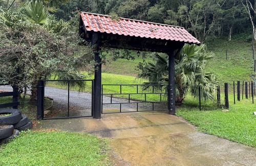 Leoberto Leal Chalet De Ski | Chalé Dentro da Lagoa, Ambiente Silencioso em Meio a Natureza, Porém no Centro