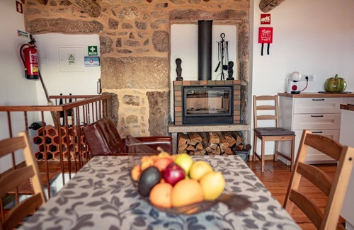 Moncao Chalet De Ski | Chalé dos Penedos, peace and quiet and private pool
