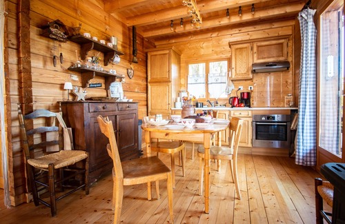 Saint-Laurent-en-Grandvaux Chalet De Ski | Chalet du Bois Joli - Deux Chambres Chalet, Couchages 6