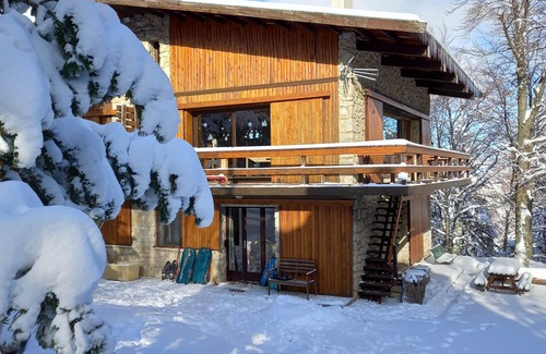 Mont Serein Chalet De Ski | Chalet 100 m2 sur deux niveaux avec cheminée et de belles baies vitrées