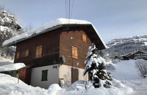 Beaufort Chalet De Ski | Chalet 3* à Arêches, 100m², 8 pers, 4 ch, Pied des Pistes, Cheminée, Terrasse, Wifi - FR-1-342-246