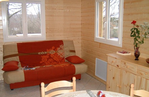Chapdes-Beaufort Chalet De Ski | Chalet 3 chambres, 7 personnes, très grand terrain, calme et verdure.