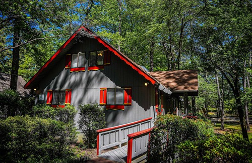 Pine Mountain Chalet De Ski | Chalet #66- a rare gem steps from swimming pool.