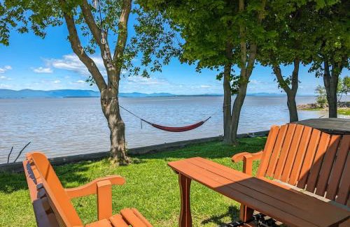 Cap-Saint-Ignace Chalet De Ski | Chalet #7 Waterfront with Spa Fireplace Wifi & AC