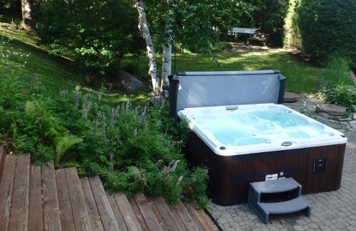 Huberdeau Chalet De Ski | Chalet Alpin Walk to Lake and Beach with Spa and BBQ