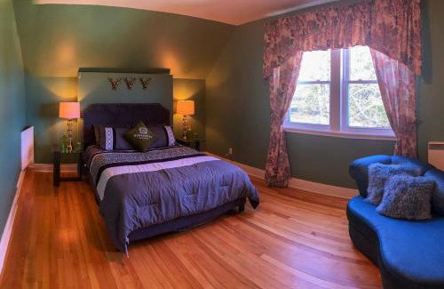 Huberdeau Chalet De Ski | Chalet Alpin Walk to Lake and Beach with Spa and BBQ