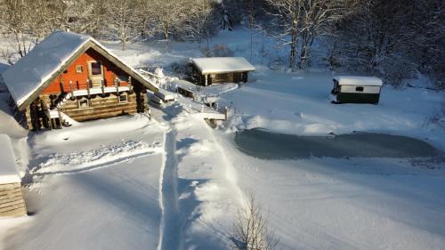 Picherande Chalet De Ski | Chalet au bord d'un étang privé, Massif du Sancy