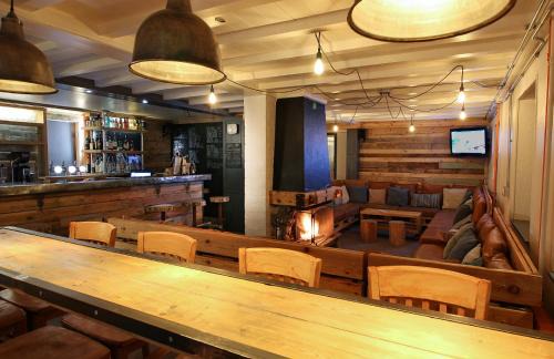 Les Boisses Hôtel | CHALET AUBERGE - Les Mélèzes