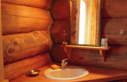 Saint-Martin-la-Sauvete Maison | Chalet chaleureux avec poêle à bois et internet à Saint-Martin-la-Sauveté - FR-1-496-184