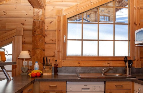 La Roche Chalet De Ski | Chalet classique et spacieux 10p, à deux minutes des pistes!