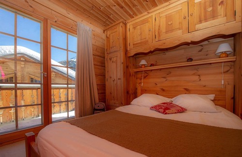 La Roche Chalet De Ski | Chalet classique et spacieux 10p, à deux minutes des pistes!
