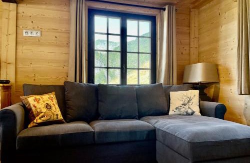 Flumet Chalet De Ski | Chalet cosy rénové, 4 chambres, terrasse, wifi, parking, près village et ski-bus - FR-1-505-191