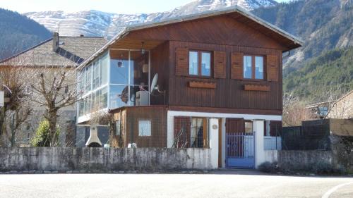Saint-Maurice-en-Trieves Chalet De Ski | Chalet dans village