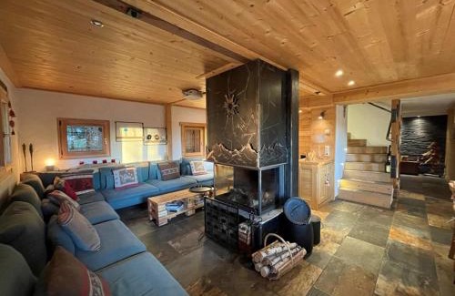 Crest-Voland Chalet De Ski | Chalet de caractère pour 12 pers, 165m², 5 chambres, cheminée, hammam, babyfoot, proche des Saisies. - FR-1-733-76