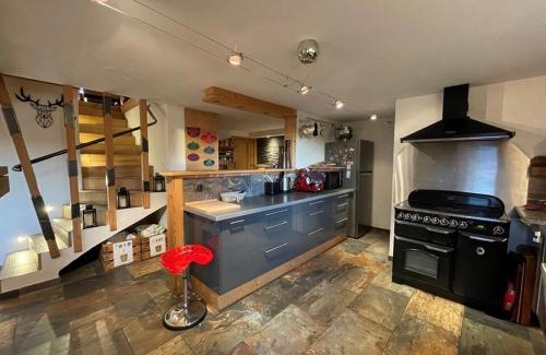 Crest-Voland Chalet De Ski | Chalet de caractère pour 12 pers, 165m², 5 chambres, cheminée, hammam, babyfoot, proche des Saisies. - FR-1-733-76