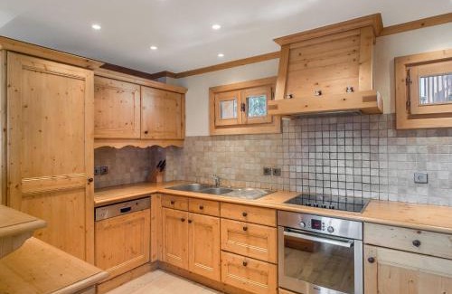 Megeve Chalet De Ski | Chalet de Charme 4 Chambres, Balcons, Jardin, Proche Centre et Télécabine Megève - FR-1-453-12