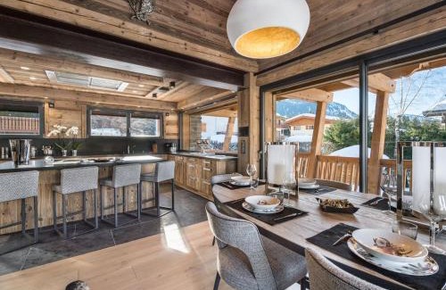 Megeve Chalet De Ski | Chalet de luxe avec jacuzzi, salle cinéma et piscine au centre de Megève - FR-1-569-10