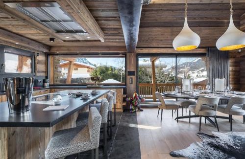 Megeve Chalet De Ski | Chalet de luxe avec jacuzzi, salle cinéma et piscine au centre de Megève - FR-1-569-10