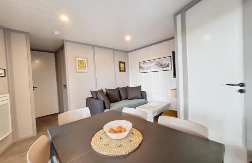 Jullouville Chalet De Ski | Chalet de standing pour 4 pers., piscine couverte et chauffée, à deux pas de la plage, Wi-Fi gratuit - FR-1-361-515