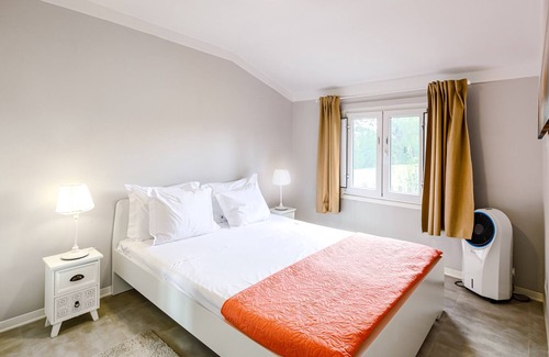 Palmela Chalet De Ski | Chalet "Do Vale" with Shared Pool, Private Terrace & Wi-Fi