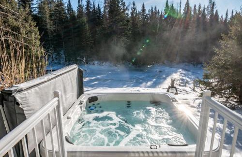 Mauricie Chalet De Ski | Chalet du Loup - Spa & Game room