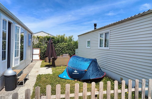Bredene Chalet De Ski | Chalet Harly at Kerlinga campsite within walking distance of the beach and stores.