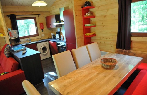 Oignies-en-Thierache Maison | Chalet moderne en bois avec poêle à bois, en forêt