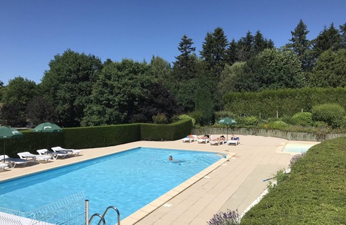Mialet Chalet De Ski | CHALET PRIMO EN BORDURE DE LAC, PERIGORD VERT, piscine, idéal calme et repos.