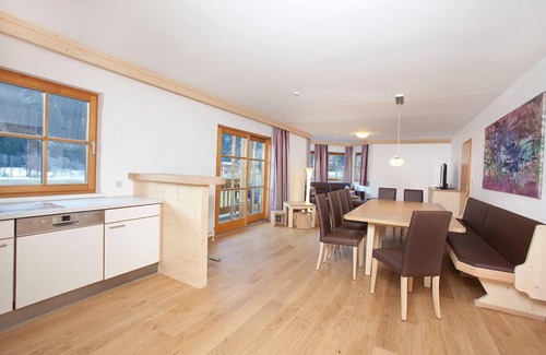 Wald im Pinzgau Appartement | Bel appartement à Pinzgau avec balcon et vue