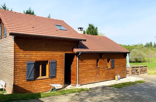 Rosiers-de-Juillac Chalet De Ski | Chalet en pleine nature avec piscine privative