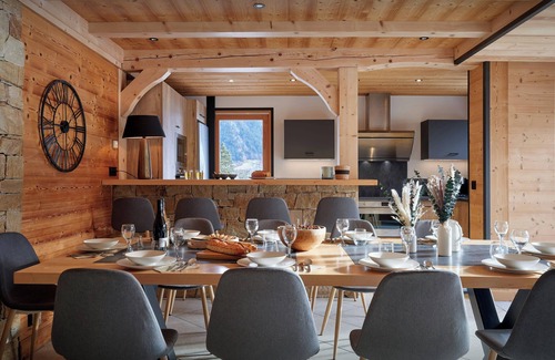 Thones Chalet De Ski | Chalet Julena - séjour ski avec style pour 12, sauna et jeux - OVO Network