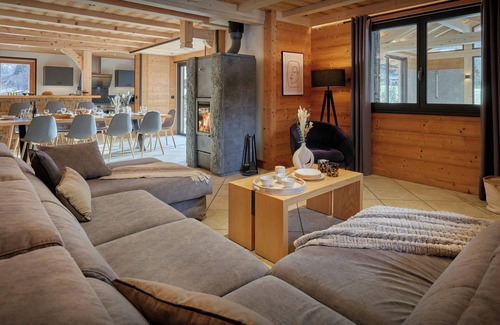 Thones Chalet De Ski | Chalet Julena - séjour ski avec style pour 12, sauna et jeux - OVO Network