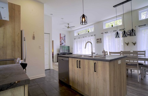 Chertsey Chalet De Ski | Chalet L'Écureuil (waterfront, modern, spa, BBQ)