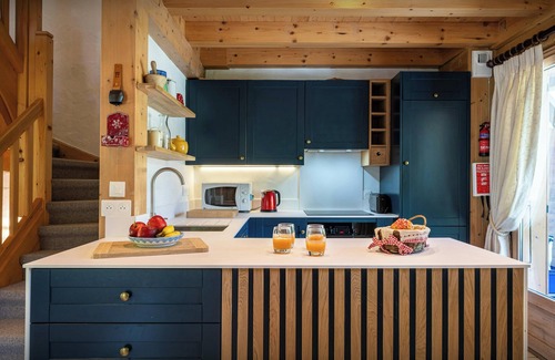 Le Grand-Bornand Chalet De Ski | Chalet L'Ours Blanc - séjour skis aux pieds pour 8, village - OVO Network