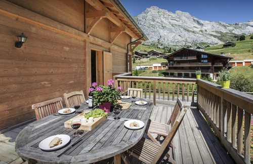 Le Grand-Bornand Chalet De Ski | Chalet L'Ours Blanc - séjour skis aux pieds pour 8, village - OVO Network
