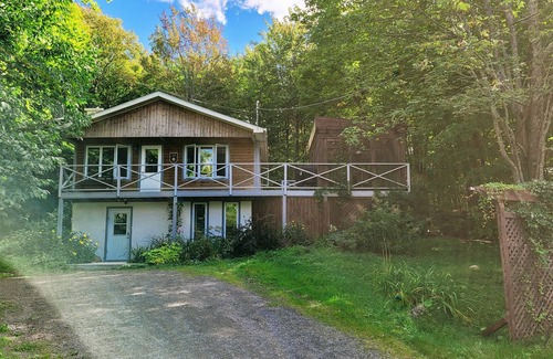 Sainte-Ann-des-Lacs Maison | Le Chalet Le Charmant Boisé avec spa