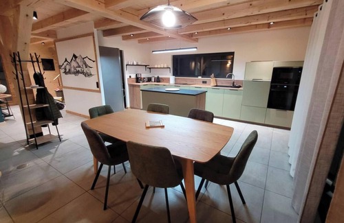 Cohennoz Chalet De Ski | Chalet 'Les 2 Soeurs' with Mountain View, Private Terrace and Wi-Fi