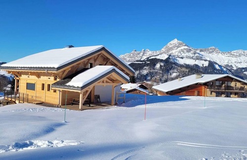 Cohennoz Chalet De Ski | Chalet 'Les 2 Soeurs' with Mountain View, Private Terrace and Wi-Fi