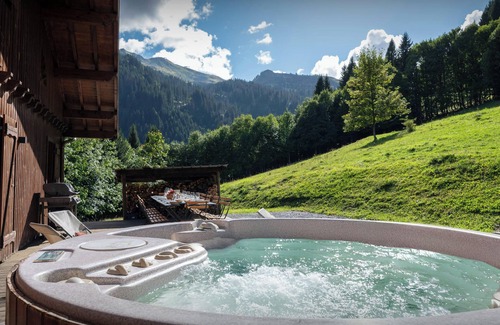 Samoens Chalet De Ski | Chalet Les Pellys - nature et spa pour 15 - OVO Network