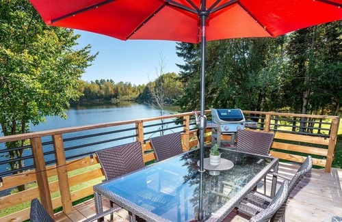 Riviere-Bleue Chalet De Ski | Chalet Lilo! Relaxation guaranteed on the edge of a lake CITQ 311203