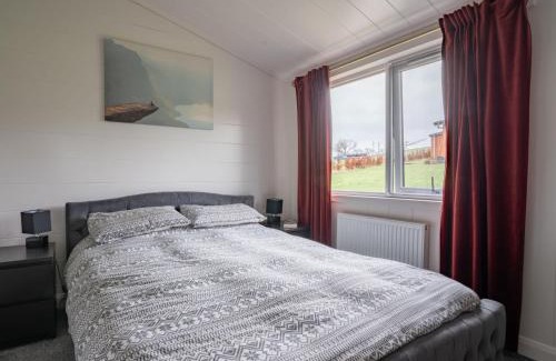 Kinross Chalet De Ski | Chalet Loch Leven Lodge 25 East by Interhome