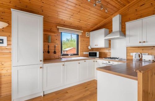 Kinross Chalet De Ski | Chalet Loch Side Lodge 8 by Interhome