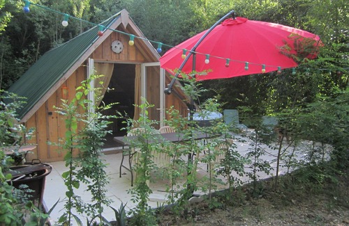 Fosses-et-Baleyssac Chalet De Ski | Chalet on the edge of a wood for a nature break! Pets welcome!