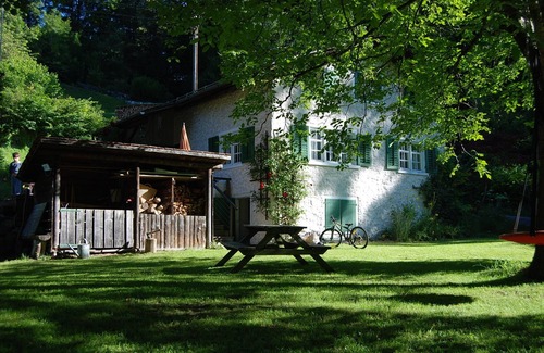 Schwanden Chalet De Ski | Chalet on the edge of the forest with a view of the waterfall right next door