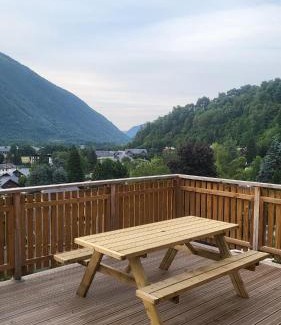 Saint-Lary-Soulan Chalet De Ski | Chalet Otsoak Chalet privé 3 chambres 6 personnes avec grande terrasse, garage couvert, vue montagnes à St Lary village